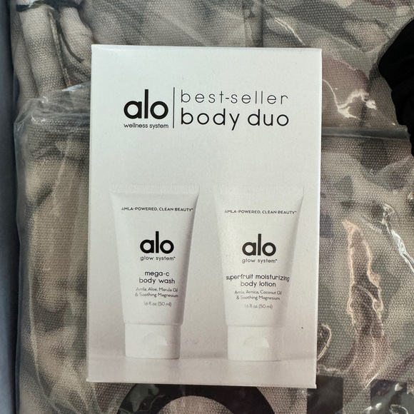 🌟New Alo Yoga Set 3pc Box - Picture 3 of 6